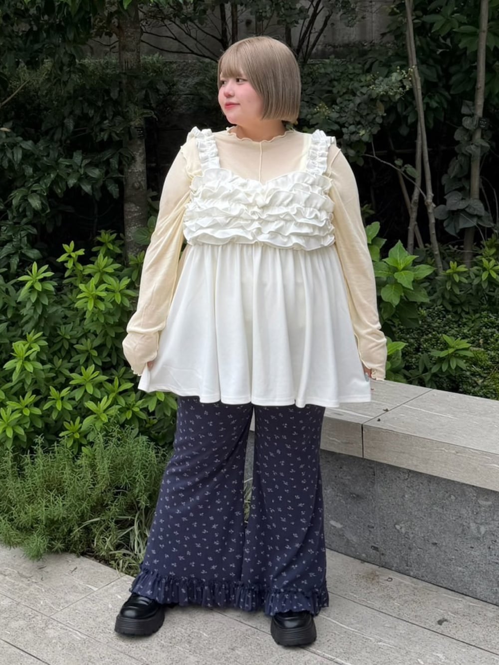 ブルー系のその他パンツ、ホワイト系のワンピース、イエロー系のTシャツ/カットソーを着用したレディースの秋コーディネートの3枚目の写真