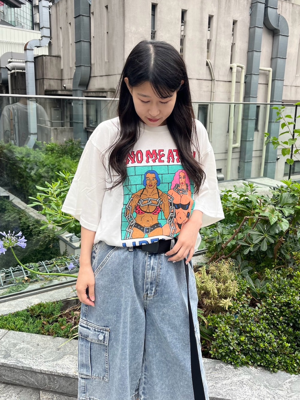 ブルー系のデニムパンツ、ホワイト系のTシャツ/カットソー、ブラック系のベルトを着用したレディースの夏コーディネートの3枚目の写真
