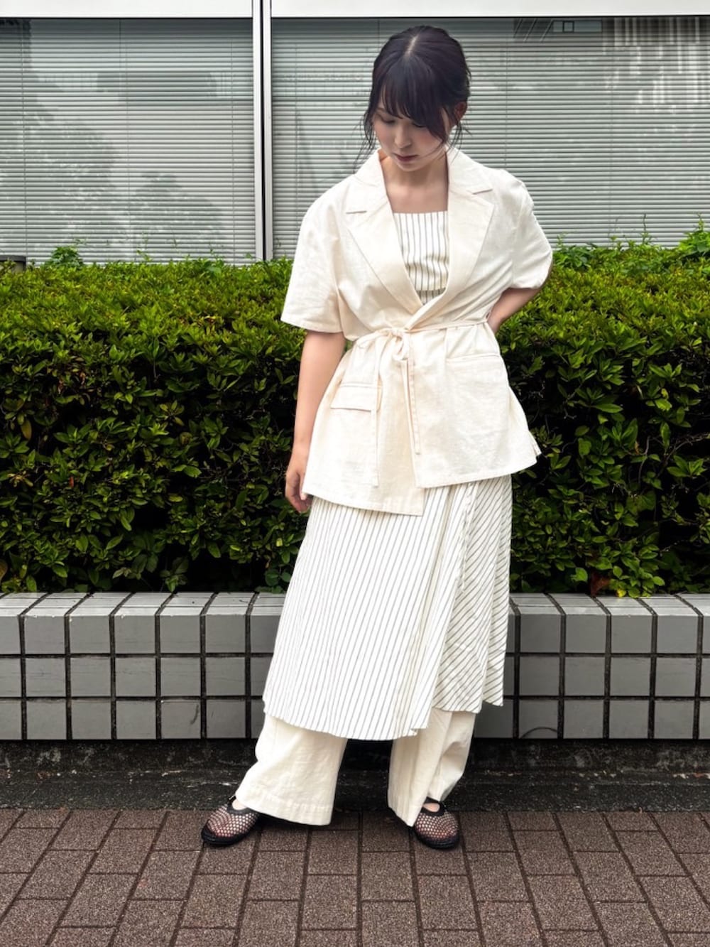 ホワイト系のワンピース、ホワイト系のテーラードジャケット、ホワイト系のその他パンツを着用したレディースの夏コーディネートの2枚目の写真