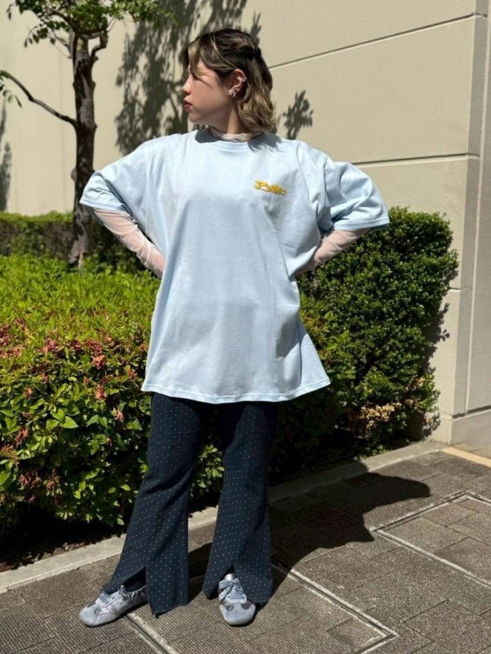 ブルー系のデニムパンツ、ブルー系のTシャツ/カットソー、ホワイト系のTシャツ/カットソーを着用したレディースの春コーディネートの2枚目の写真