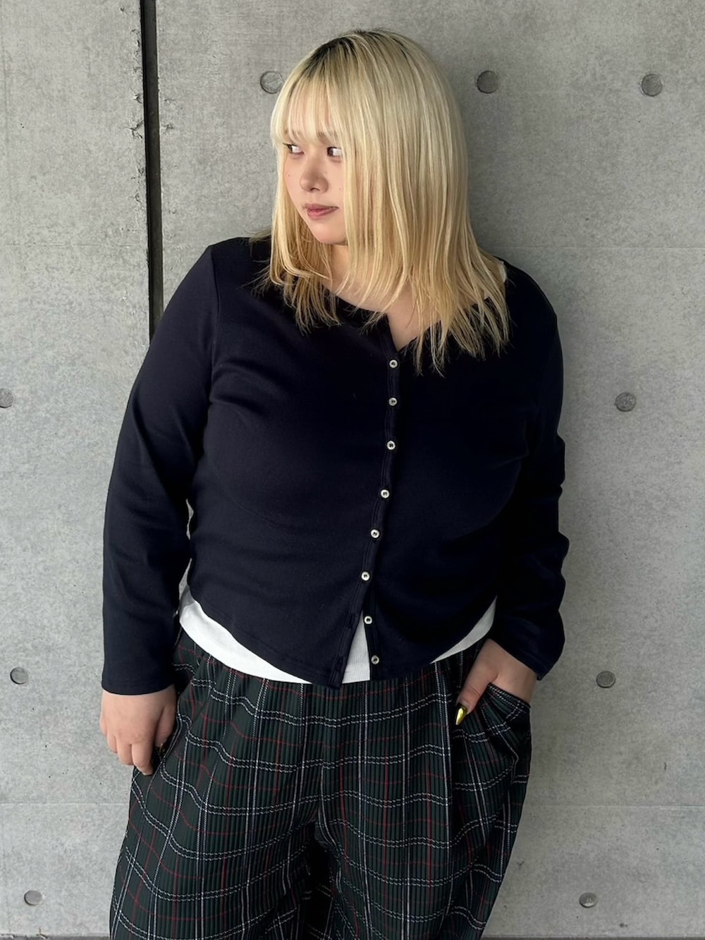 グリーン系のその他パンツ、ブルー系のカーディガン/ボレロを着用したレディースの冬コーディネートの4枚目の写真