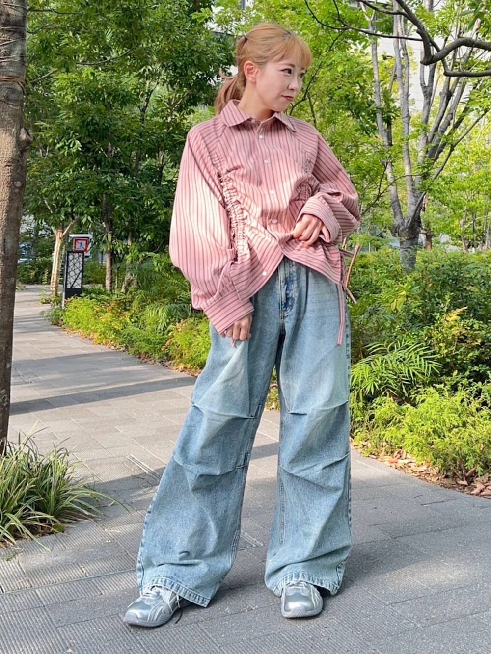 ピンク系のシャツ/ブラウス、ブルー系のその他パンツを着用したレディースの秋コーディネートの2枚目の写真