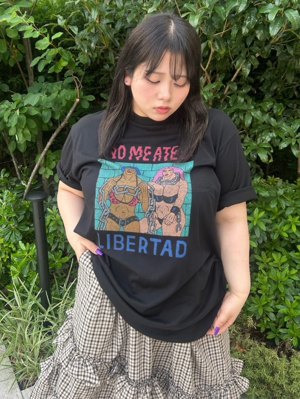 ベージュ系のスカート、ブラック系のTシャツ/カットソー、ブルー系のデニムパンツを着用したレディースの夏コーディネートの3枚目の写真
