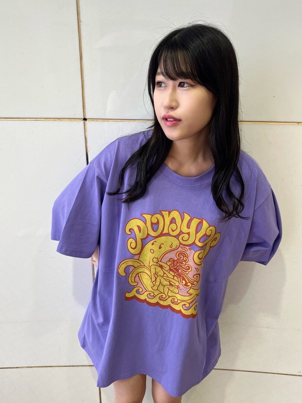 パープル系のTシャツ/カットソー、ブラック系のサンダルを着用したレディースの夏コーディネートの2枚目の写真