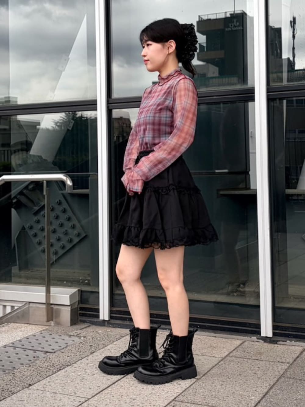 ブラック系のスカート、レッド系のTシャツ/カットソー、ブラック系のキャミソールを着用したレディースの秋コーディネートの3枚目の写真