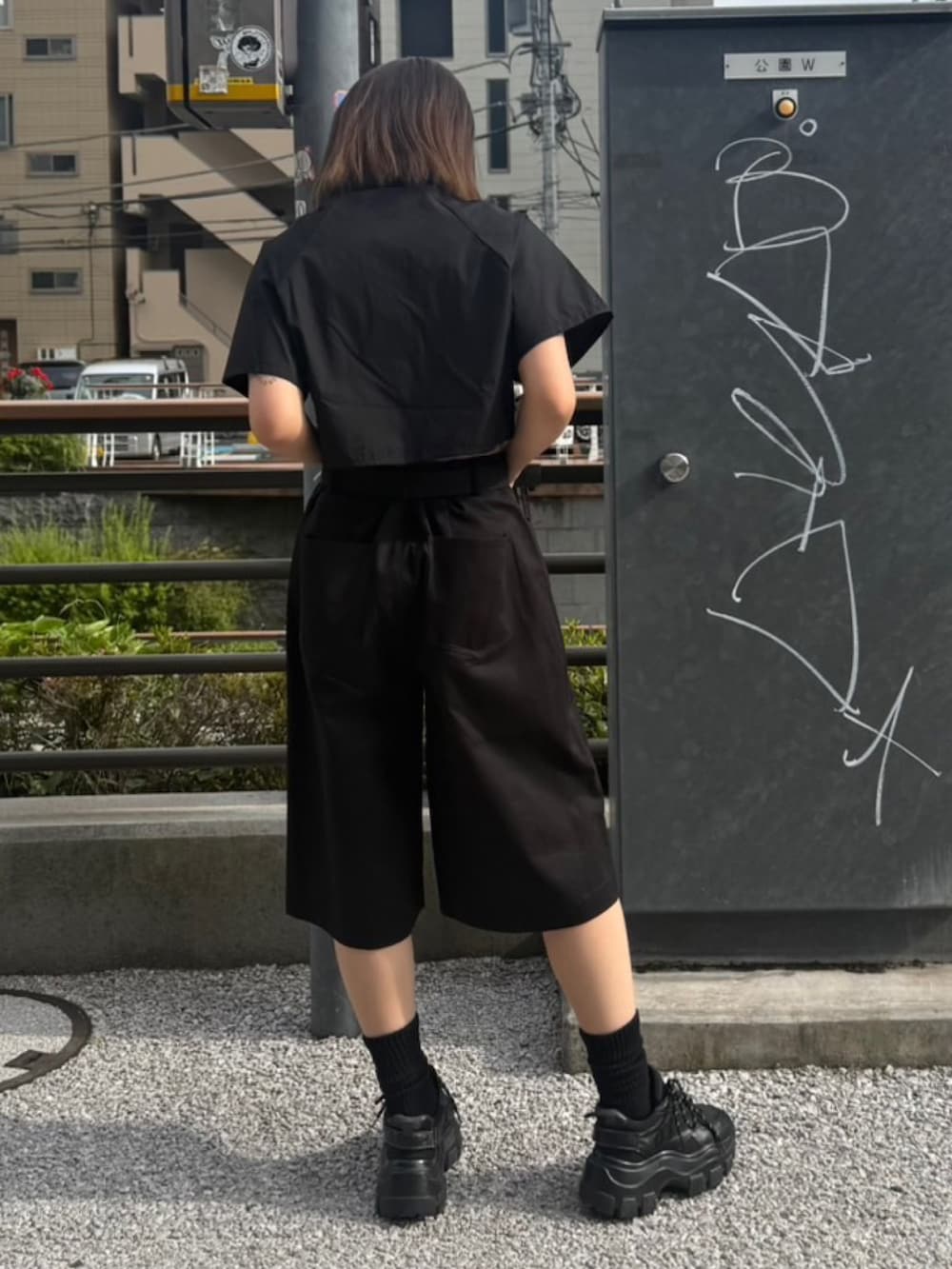 ブラック系のその他パンツ、ブラック系のシャツ/ブラウス、ホワイト系のタンクトップを着用したレディースの夏コーディネートの5枚目の写真