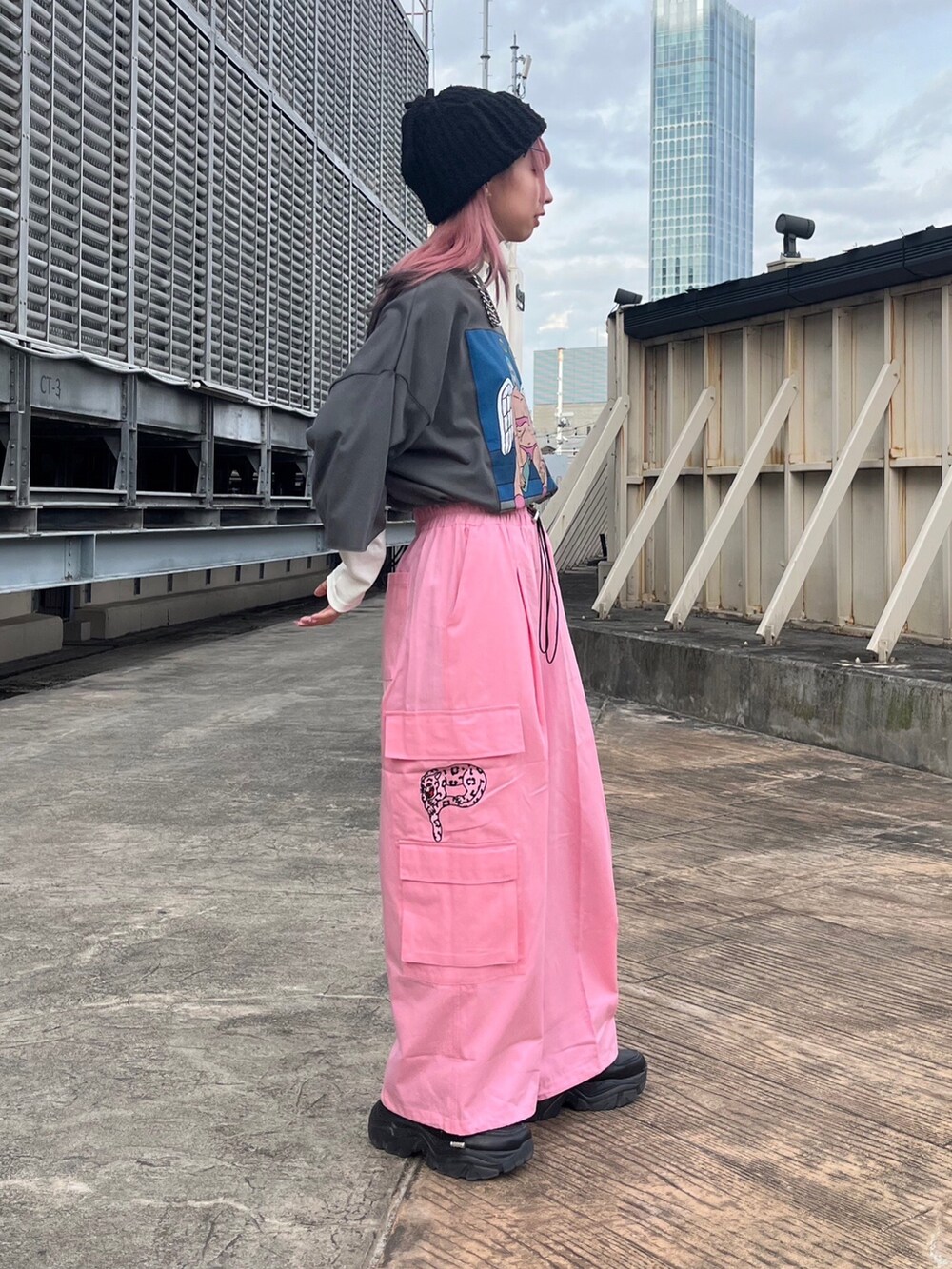 ブラック系のTシャツ/カットソー、ピンク系のカーゴパンツ、ホワイト系のTシャツ/カットソーを着用したレディースの秋コーディネートの2枚目の写真