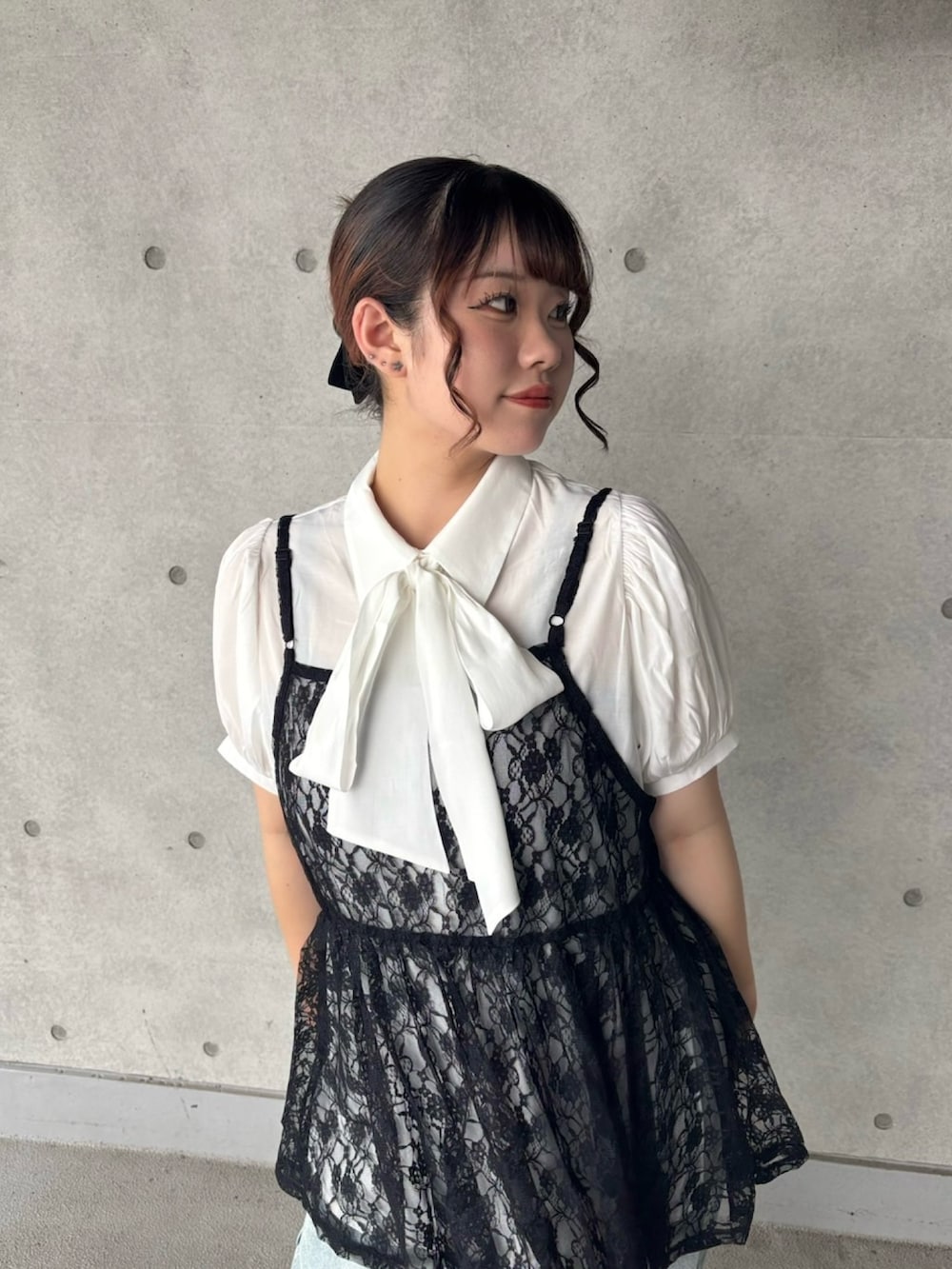 ブルー系のデニムパンツ、ホワイト系のシャツ/ブラウス、ブラック系のチュニックを着用したレディースの夏コーディネートの5枚目の写真