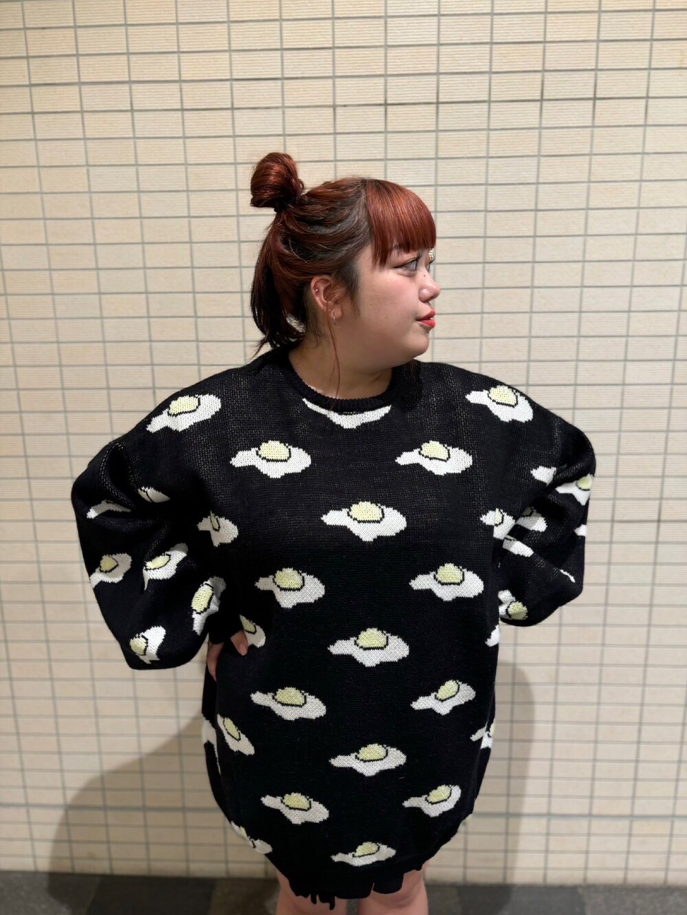 ブラック系のニット/セーター、グレー系のスカートを着用したレディースの秋コーディネートの2枚目の写真