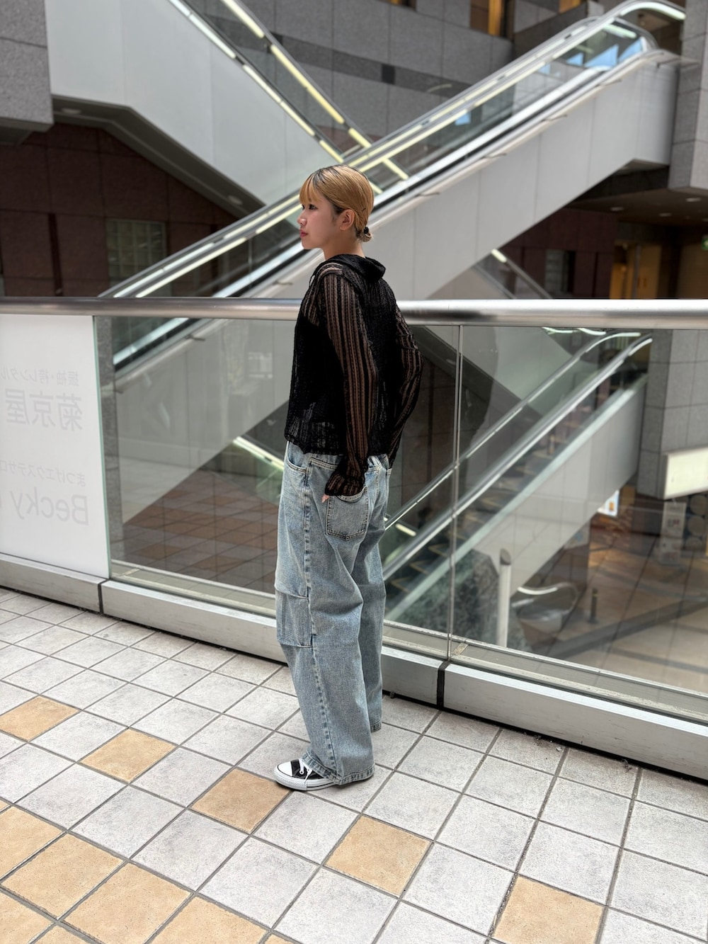 ブラック系のシャツ/ブラウス、ブルー系のデニムパンツを着用したレディースの秋コーディネートの2枚目の写真