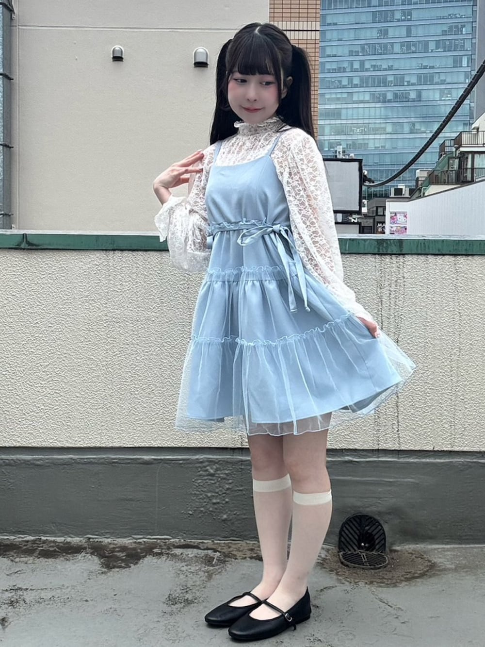 ブルー系のワンピース、ホワイト系のTシャツ/カットソーを着用したレディースの春コーディネートの2枚目の写真