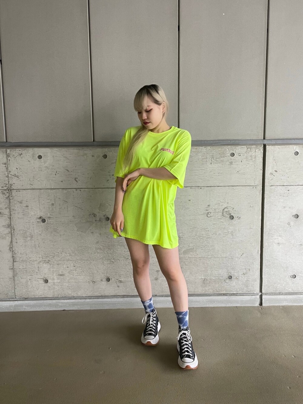 イエロー系のTシャツ/カットソーを着用したレディースの春コーディネートの2枚目の写真