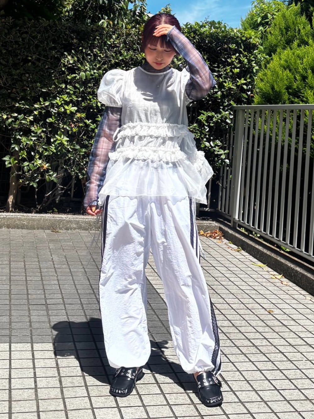 ホワイト系のその他パンツ、ホワイト系のワンピース、ブルー系のTシャツ/カットソーを着用したレディースの秋コーディネートの3枚目の写真