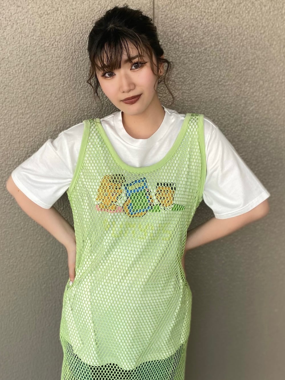 グリーン系のワンピース、ホワイト系のTシャツ/カットソー、ブルー系のデニムパンツを着用したレディースの夏コーディネートの3枚目の写真