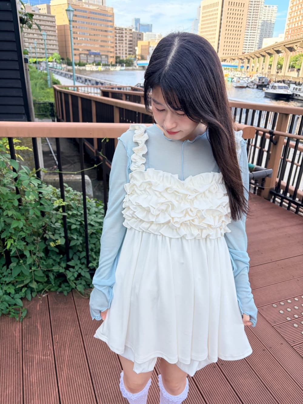 ホワイト系のワンピース、ブルー系のTシャツ/カットソー、ホワイト系のスカートを着用したレディースの秋コーディネートの4枚目の写真