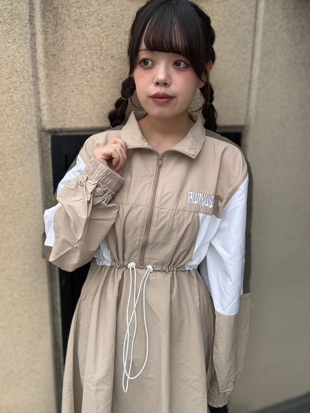 ベージュ系のワンピース、ブルー系のデニムパンツを着用したレディースの春コーディネートの6枚目の写真