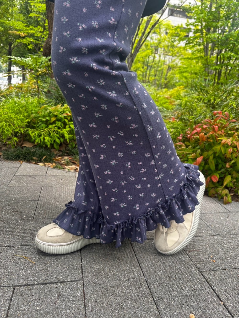 ブルー系のその他パンツ、ブラック系のデニムスカート、ホワイト系のTシャツ/カットソーを着用したレディースの夏コーディネートの5枚目の写真