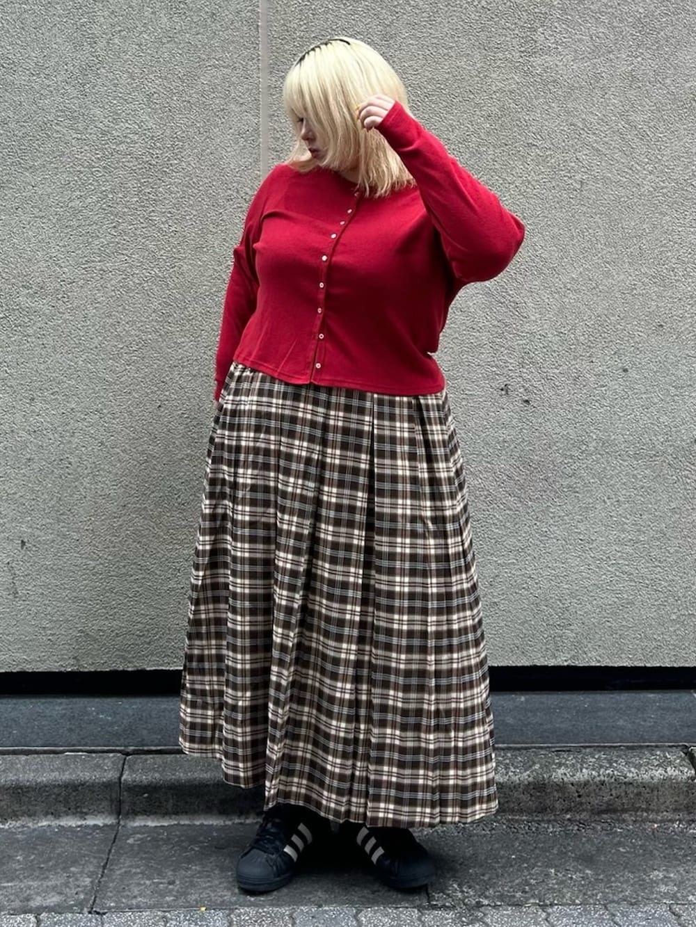 ブラウン系のスカート、レッド系のカーディガン/ボレロを着用したレディースの秋コーディネートの2枚目の写真