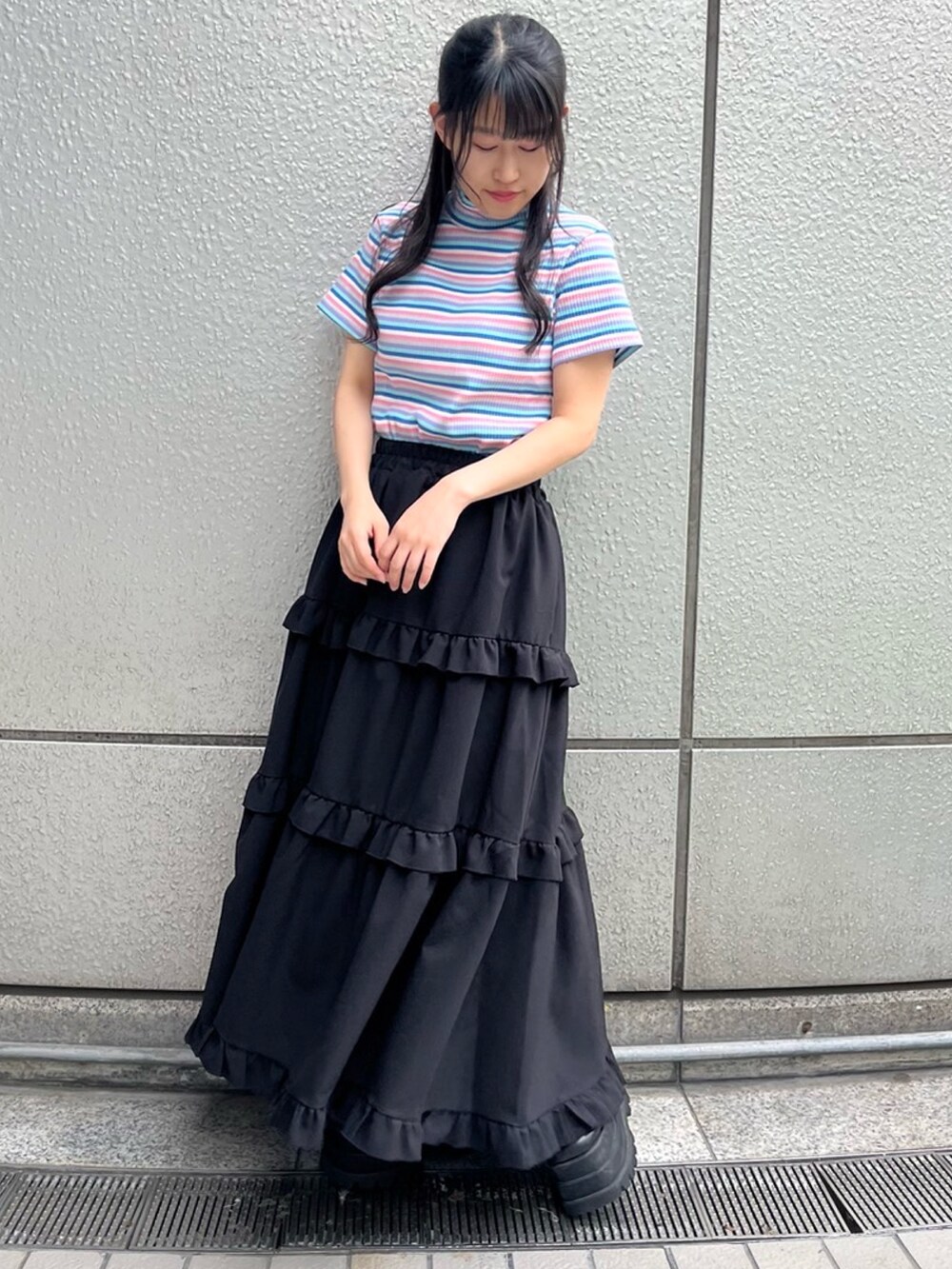 ブラック系のスカート、ブルー系のTシャツ/カットソーを着用したレディースの春コーディネートの2枚目の写真