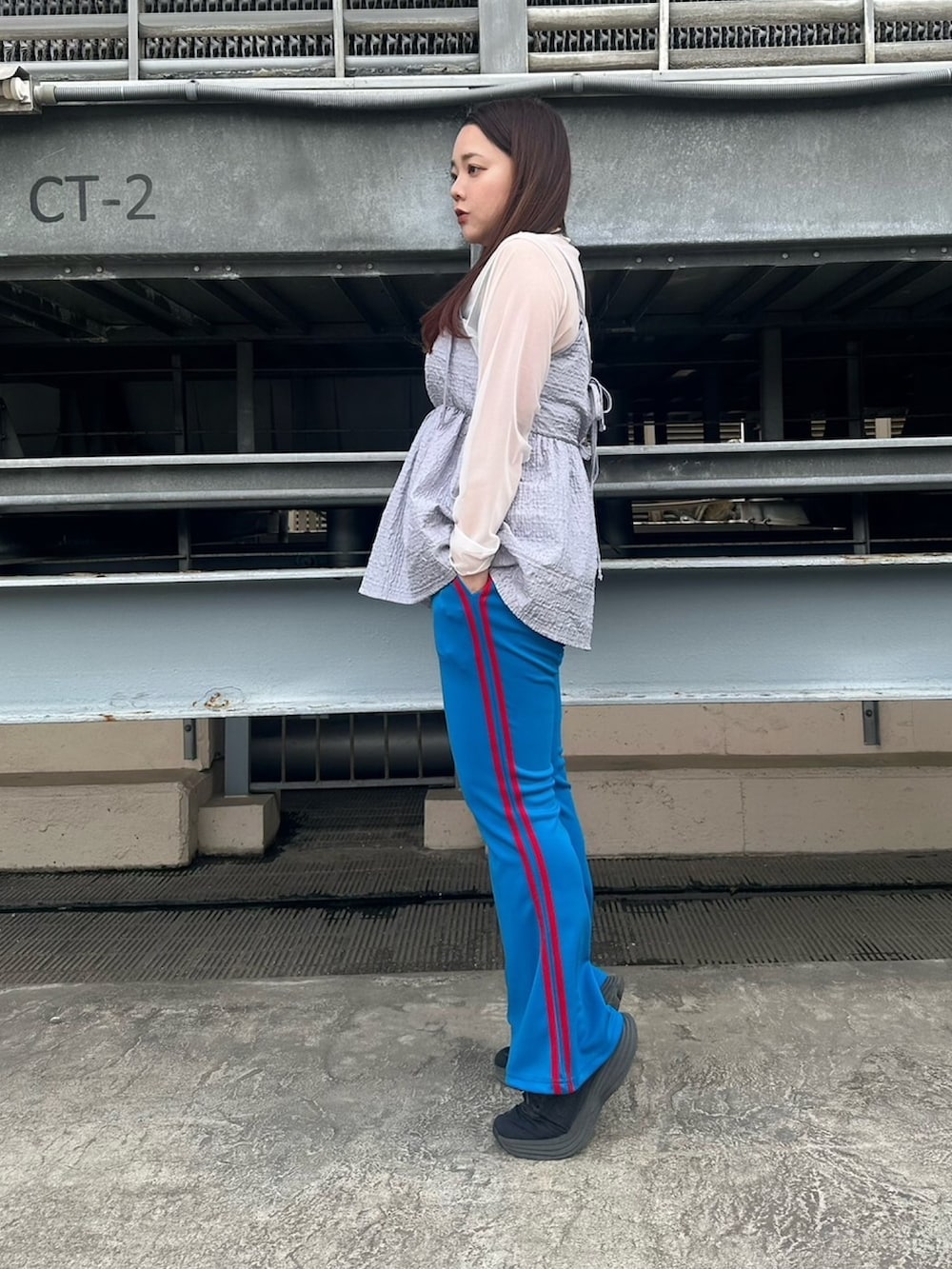 ホワイト系のTシャツ/カットソー、グレー系のキャミソール、ブルー系のその他パンツを着用したレディースの春コーディネートの3枚目の写真