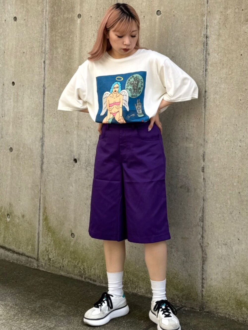 ホワイト系のTシャツ/カットソー、パープル系のその他パンツを着用したレディースの夏コーディネートの2枚目の写真