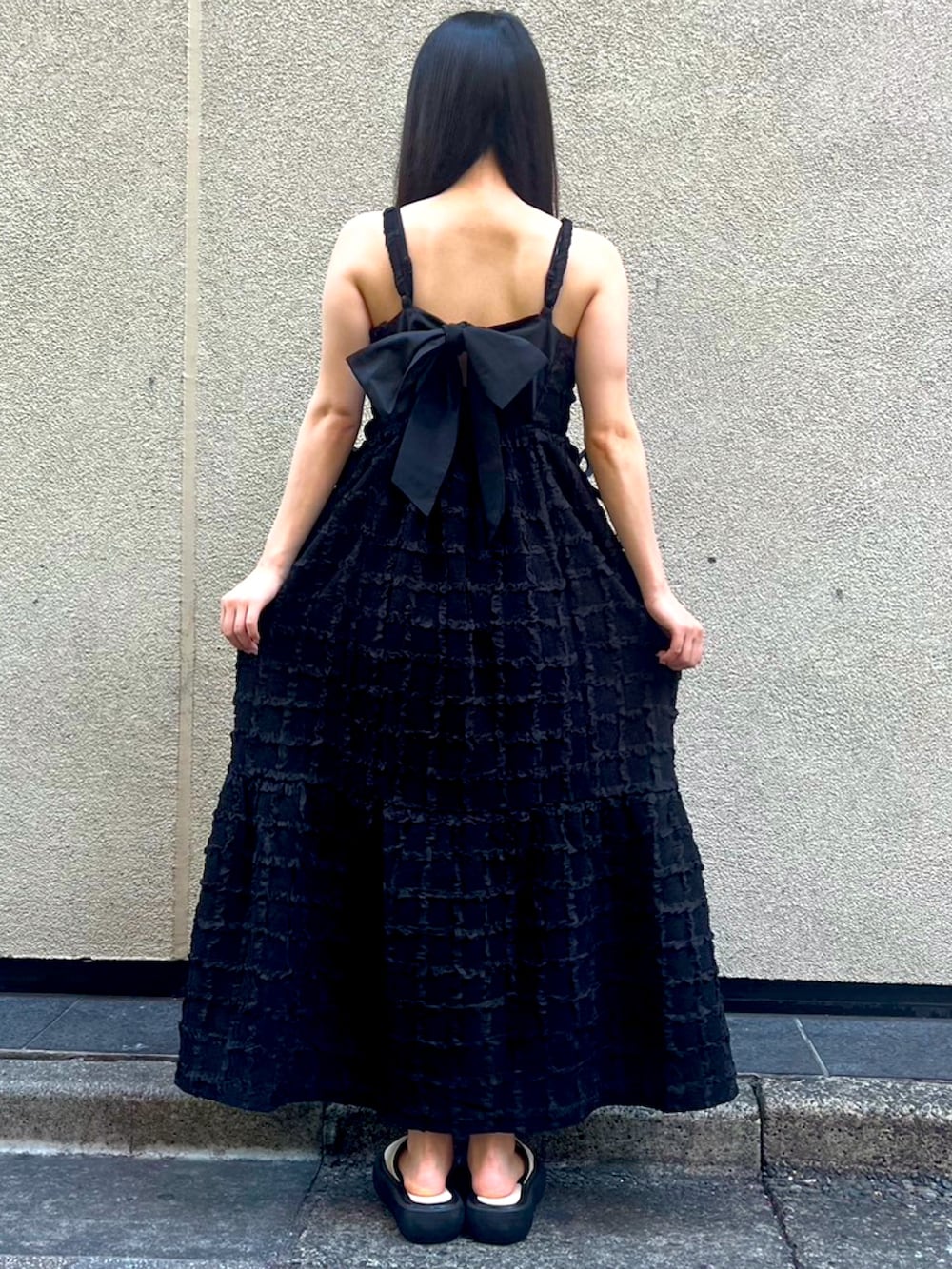 ブラック系のワンピースを着用したレディースの夏コーディネートの5枚目の写真