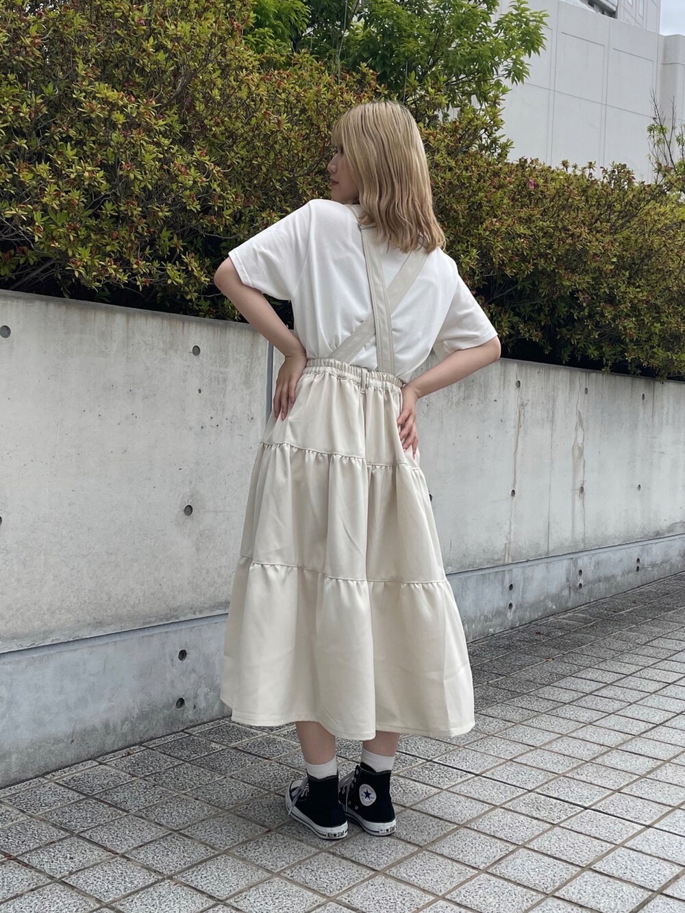 ホワイト系のTシャツ/カットソー、ホワイト系のワンピースを着用したレディースの夏コーディネートの2枚目の写真