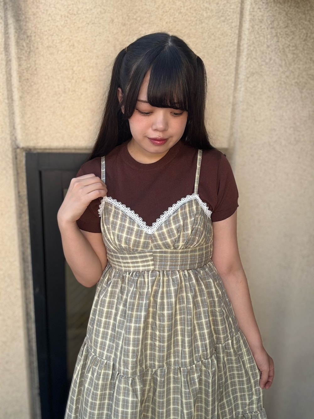 イエロー系のワンピース、ブラウン系のニット/セーターを着用したレディースの夏コーディネートの10枚目の写真