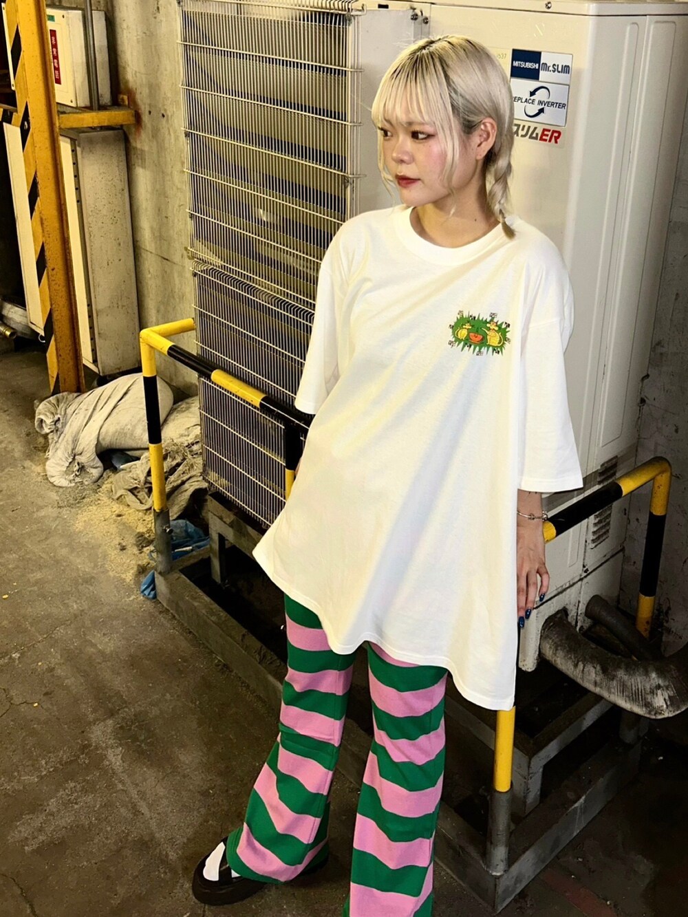 ホワイト系のTシャツ/カットソー、ピンク系のスウェットパンツ、ブラック系のサンダルを着用したレディースの夏コーディネートの2枚目の写真