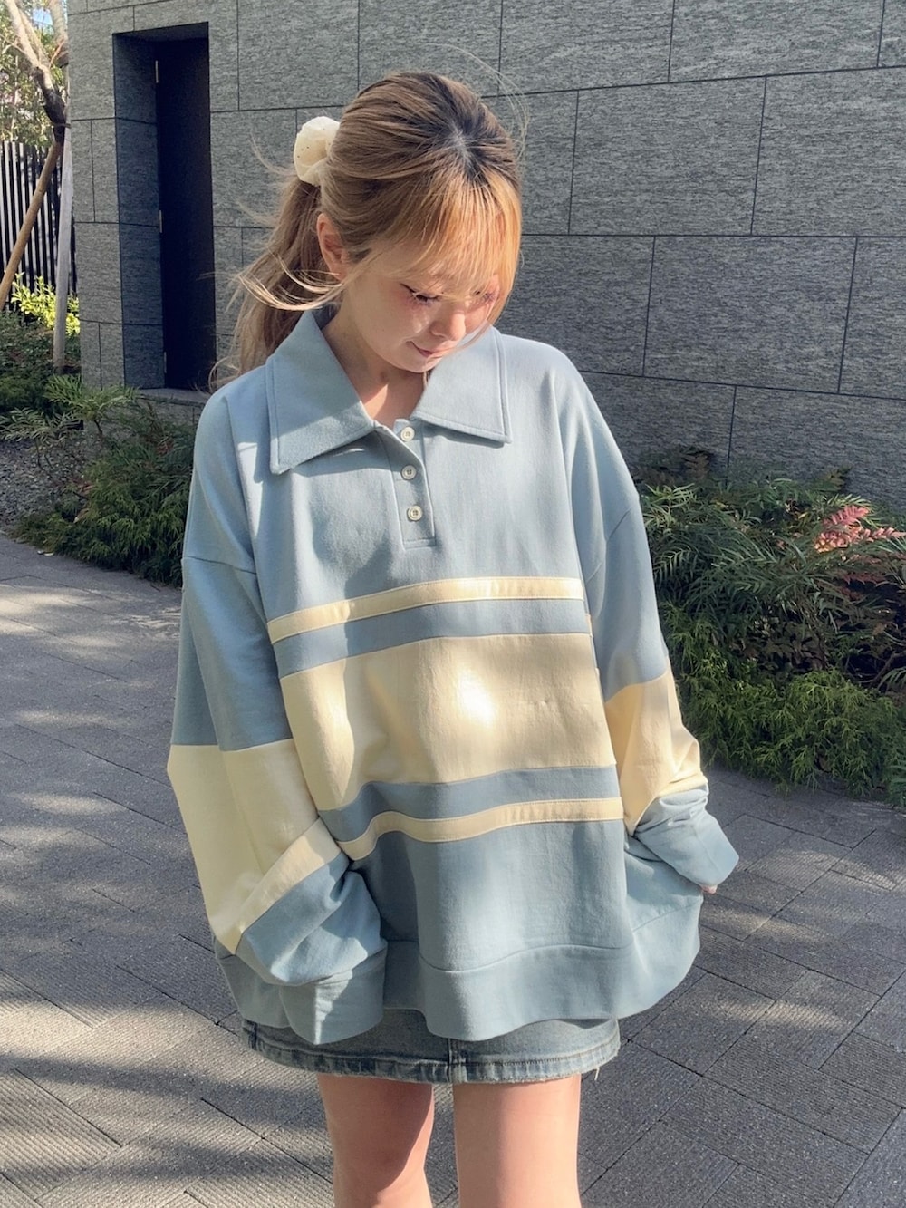 ブルー系のスウェット、ブルー系のデニムスカートを着用したレディースの春コーディネートの7枚目の写真