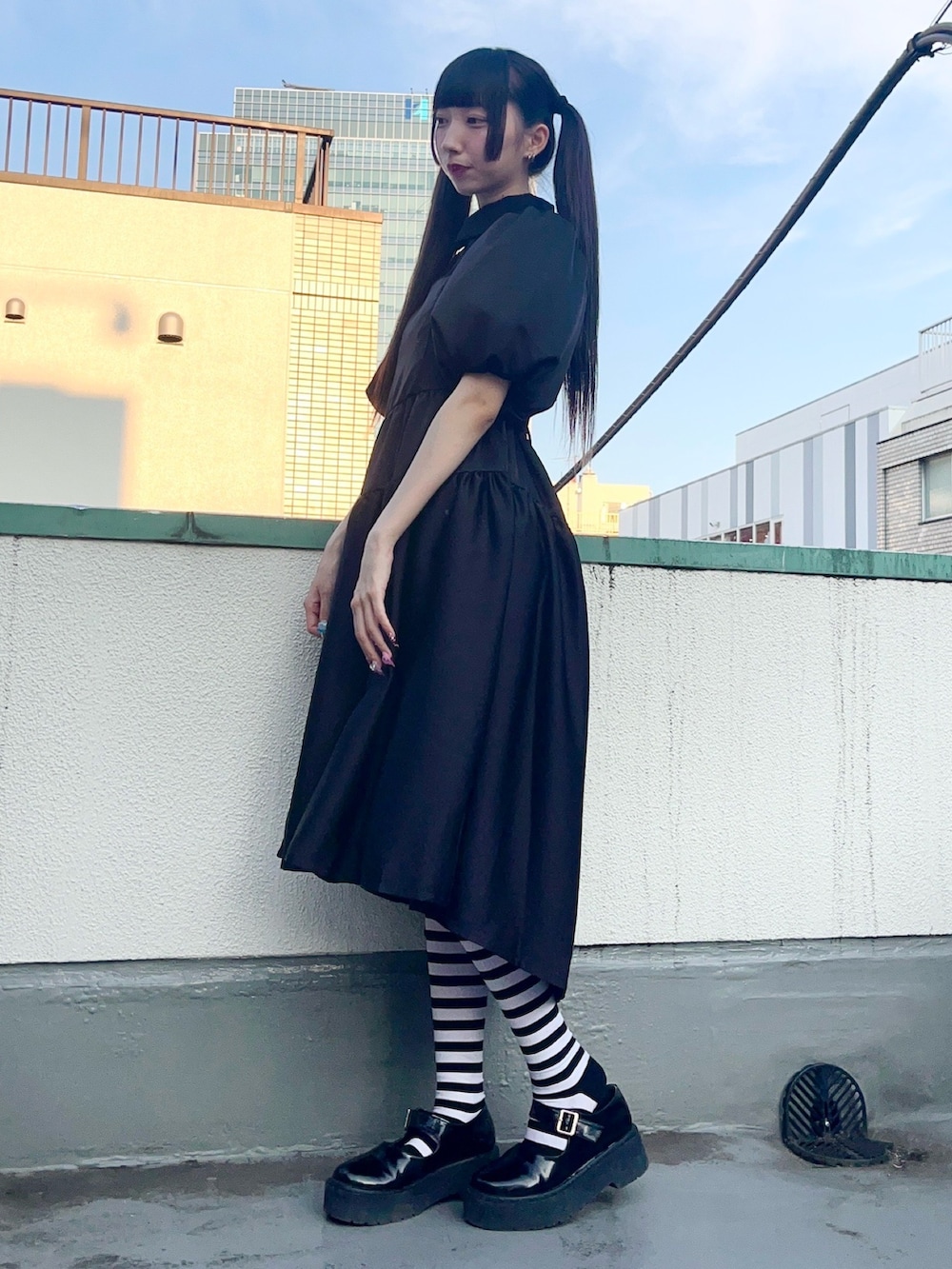 ブラック系のワンピース、ブラック系のシャツ/ブラウスを着用したレディースの夏コーディネートの3枚目の写真