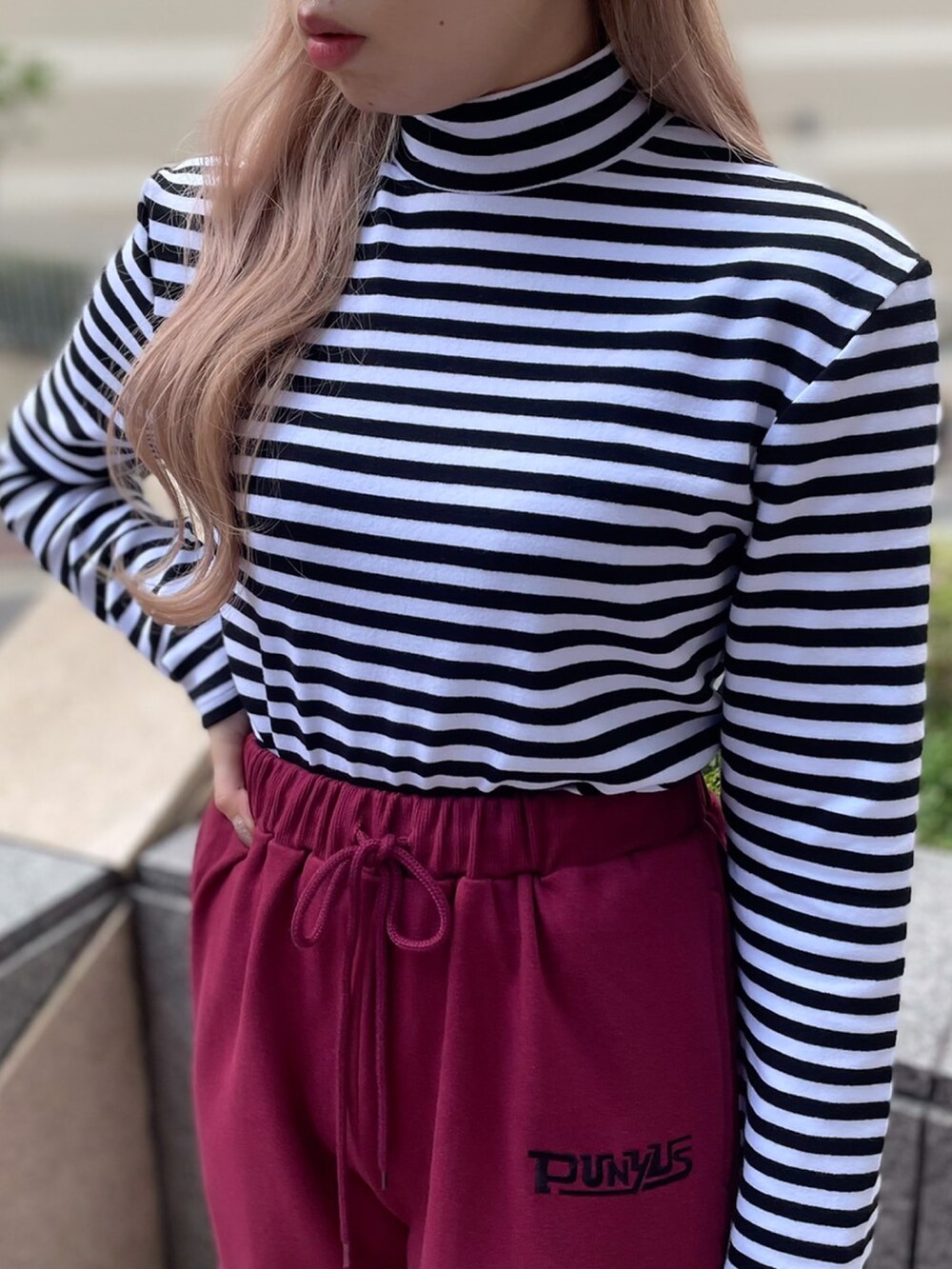 ホワイト系のTシャツ/カットソー、レッド系のスウェットパンツを着用したレディースの秋コーディネートの2枚目の写真