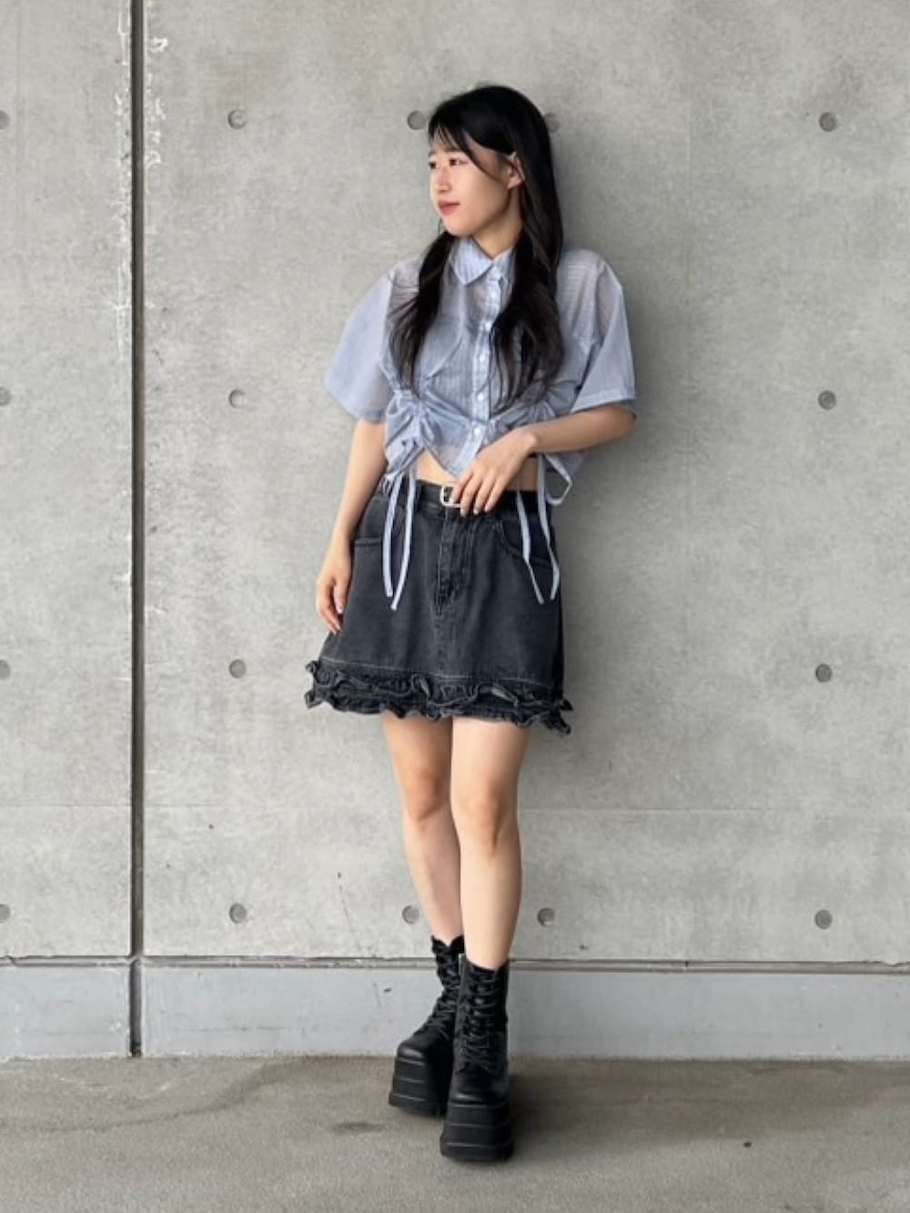 ブルー系のシャツ/ブラウス、ブラック系のデニムスカート、ブルー系のキャップを着用したレディースの夏コーディネートの3枚目の写真