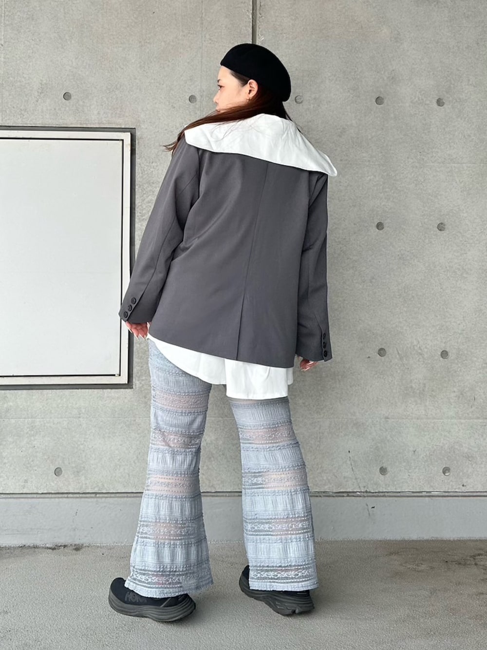 ホワイト系のシャツ/ブラウス、グレー系のテーラードジャケット、ブルー系のその他パンツを着用したレディースの春コーディネートの3枚目の写真