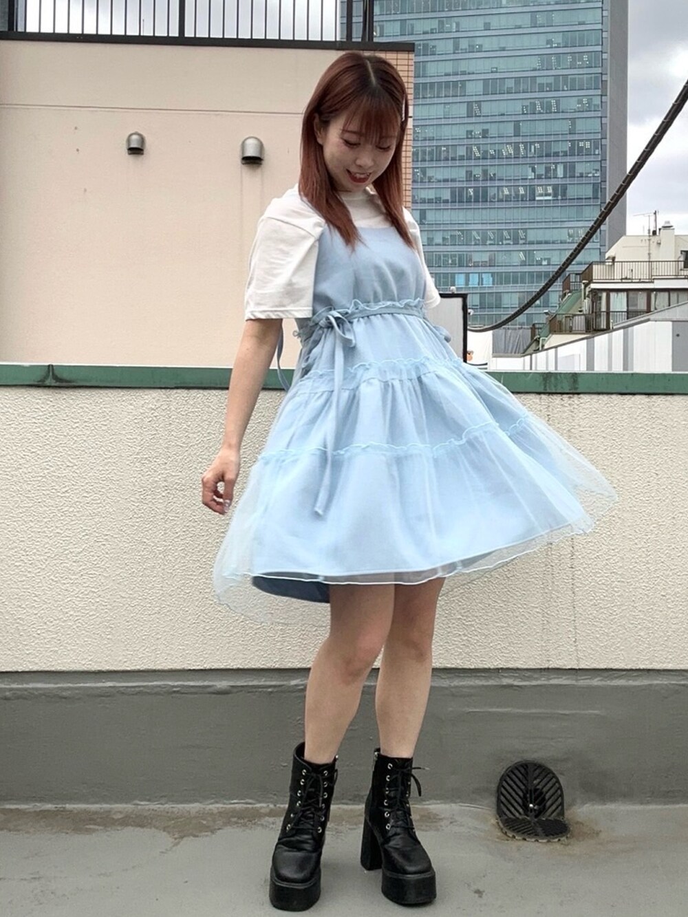 ブルー系のワンピース、ホワイト系のTシャツ/カットソーを着用したレディースの夏コーディネートの2枚目の写真