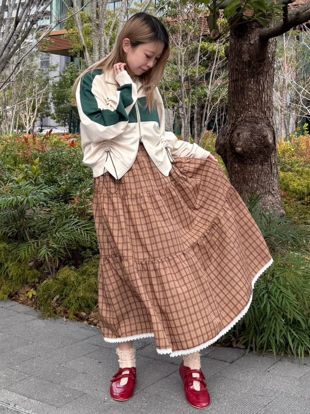 ブラウン系のワンピース、ホワイト系のジャージを着用したレディースの春コーディネートの2枚目の写真