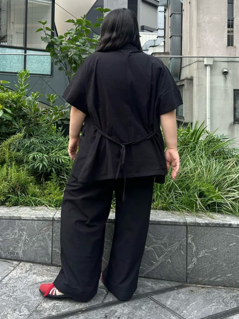 ブラック系のその他パンツ、ホワイト系のタンクトップ、ブラック系のテーラードジャケットを着用したレディースの夏コーディネートの6枚目の写真