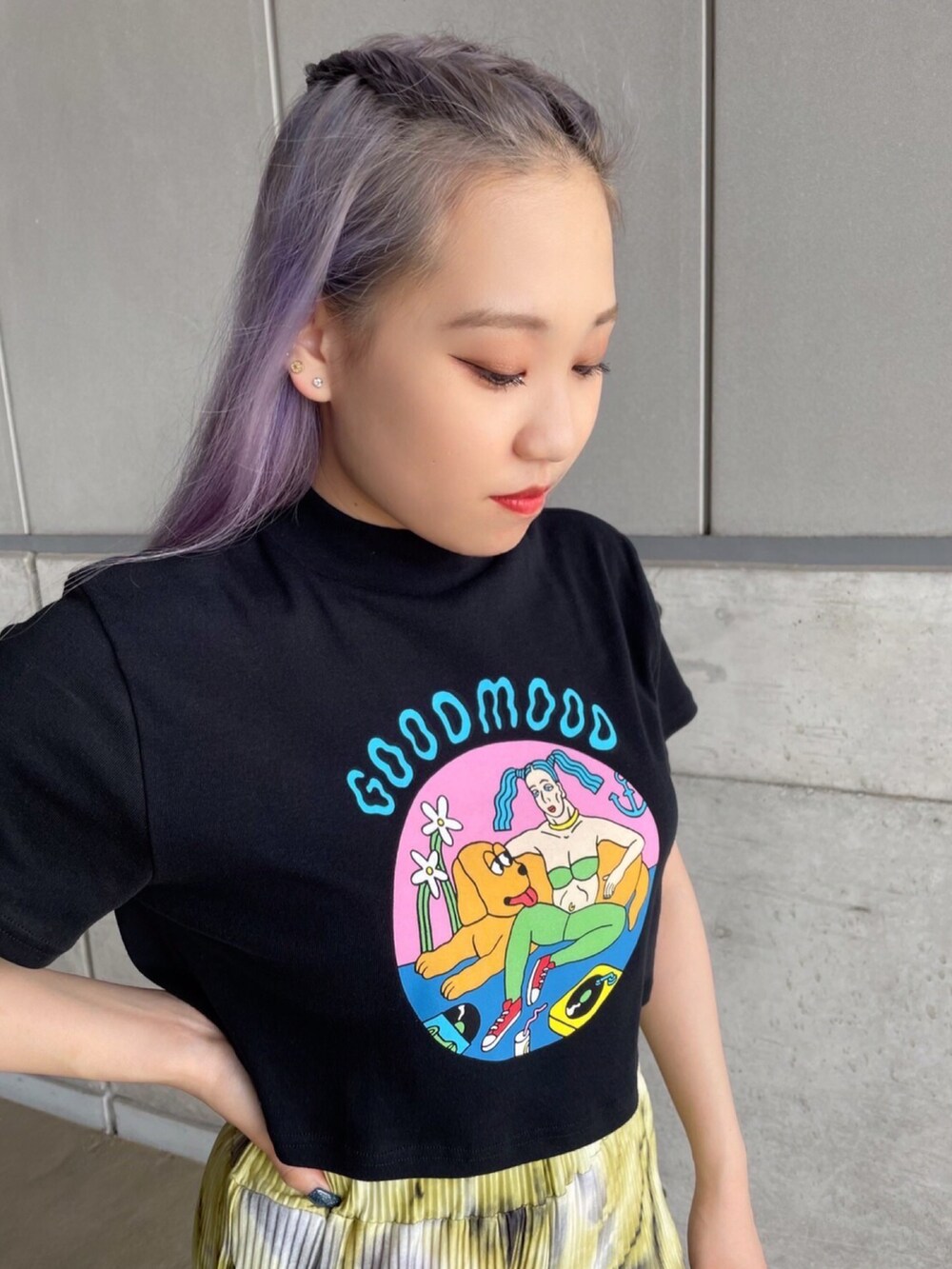 ブラック系のTシャツ/カットソー、グリーン系のその他パンツ、ブラック系のサンダルを着用したレディースの夏コーディネートの2枚目の写真