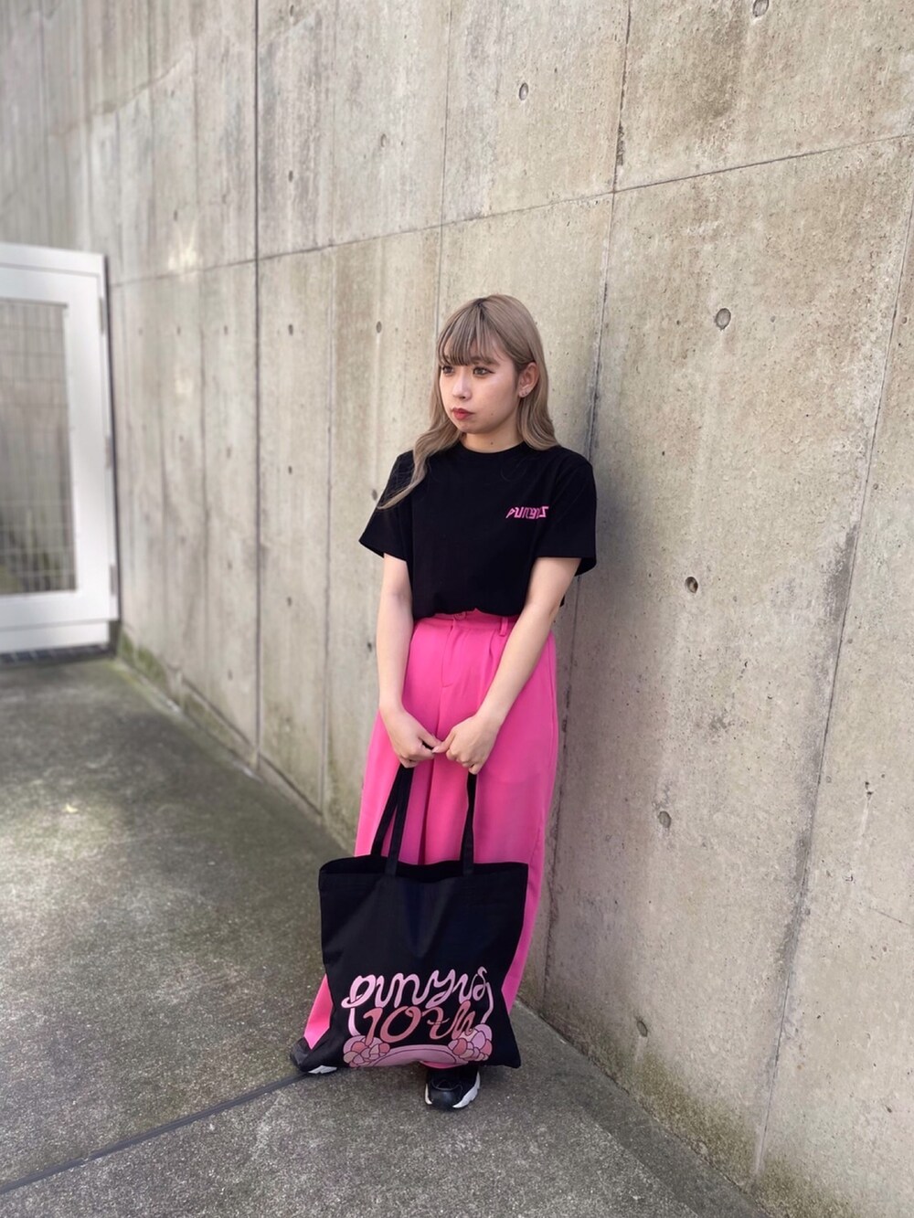 ピンク系のその他パンツ、ブラック系のトートバッグ、ブラック系のTシャツ/カットソーを着用したレディースの春コーディネートの2枚目の写真