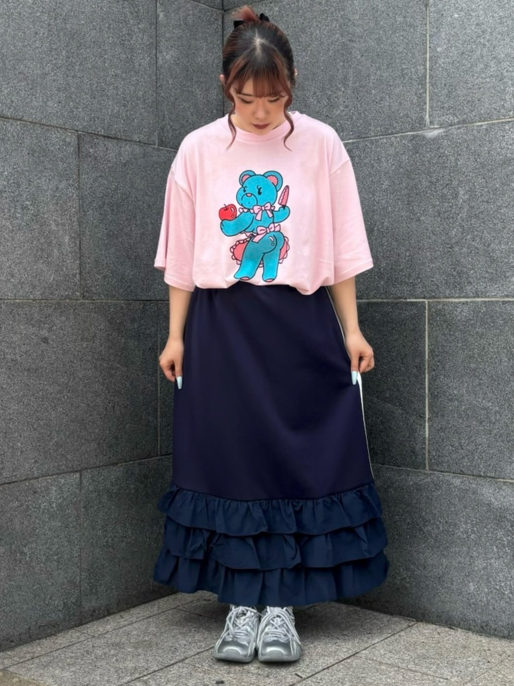 ブルー系のスカート、ピンク系のTシャツ/カットソーを着用したレディースの春コーディネートの2枚目の写真