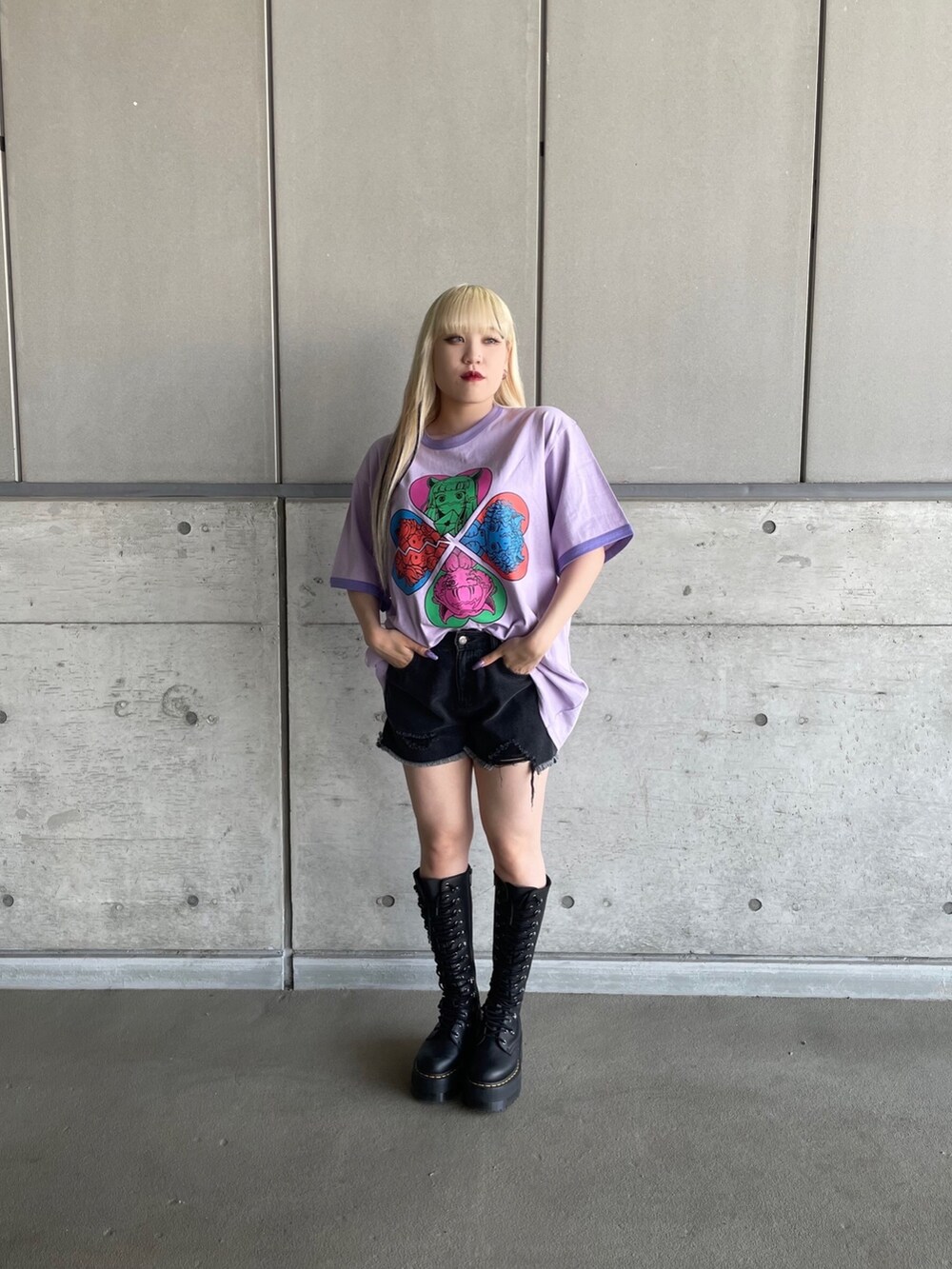 パープル系のTシャツ/カットソー、ブラック系のデニムパンツを着用したレディースの春コーディネートの4枚目の写真