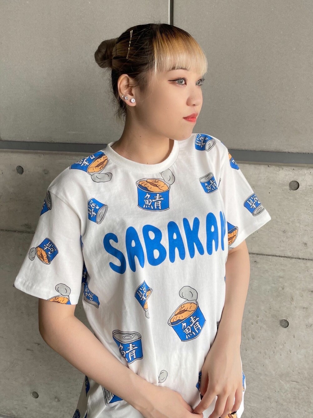 ブルー系のスウェットパンツ、ブルー系のTシャツ/カットソーを着用したレディースの夏コーディネートの2枚目の写真