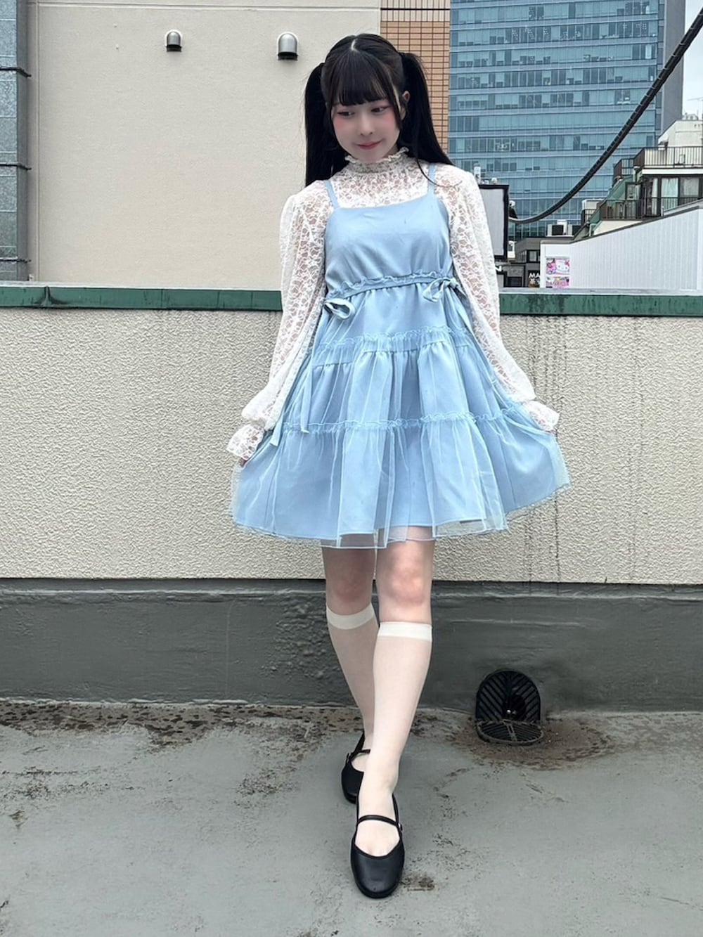 ブルー系のワンピース、ホワイト系のTシャツ/カットソーを着用したレディースの春コーディネートの5枚目の写真