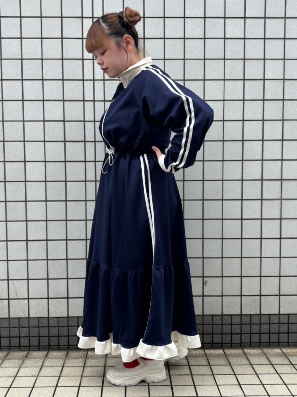 ブルー系のワンピースを着用したレディースの秋コーディネートの3枚目の写真