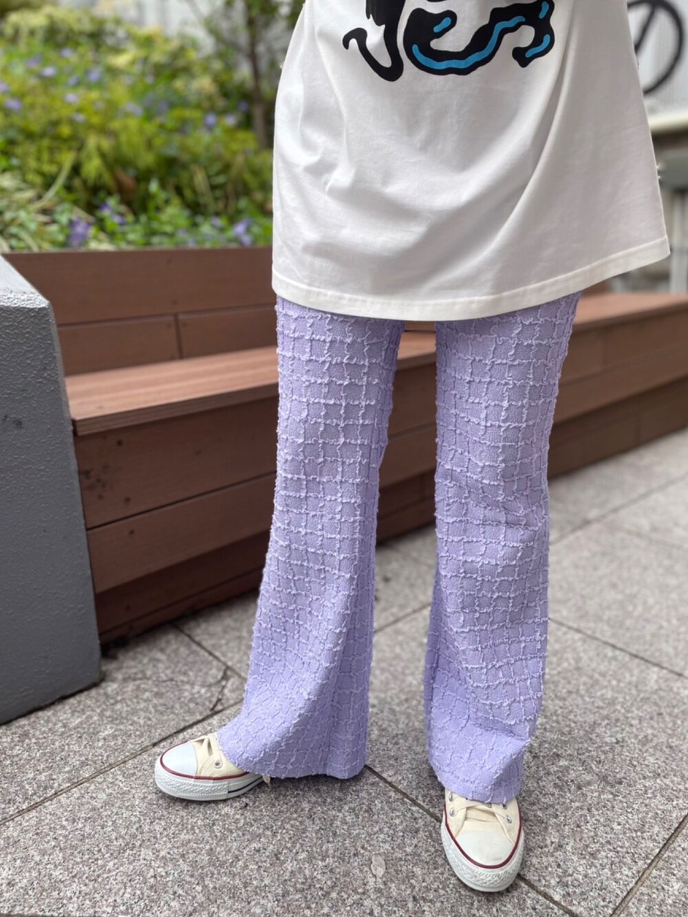 パープル系のその他パンツ、ホワイト系のTシャツ/カットソーを着用したレディースの春コーディネートの3枚目の写真