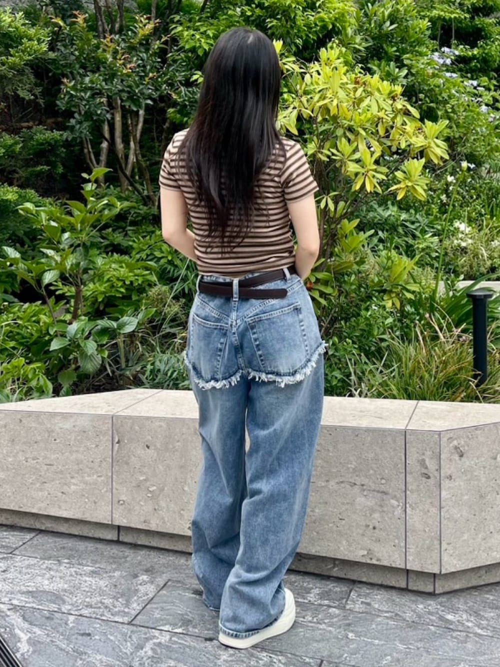ブラウン系のTシャツ/カットソー、ブルー系のデニムパンツ、ブラック系のベルトを着用したレディースの春コーディネートの4枚目の写真