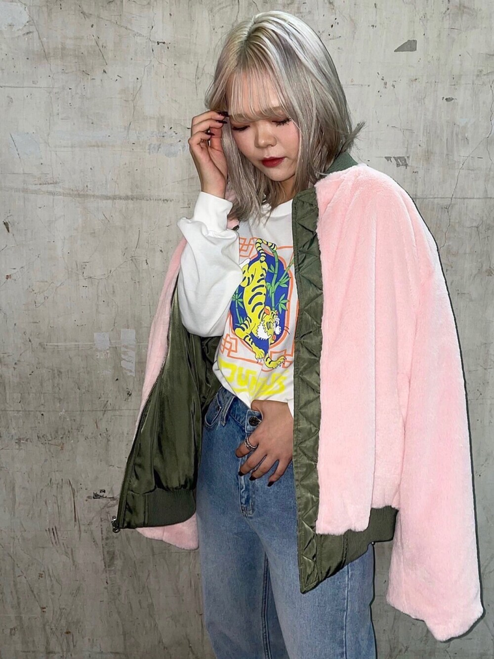 ホワイト系のTシャツ/カットソー、ブルー系のデニムパンツ、グリーン系のMA-1を着用したレディースの秋コーディネートの3枚目の写真