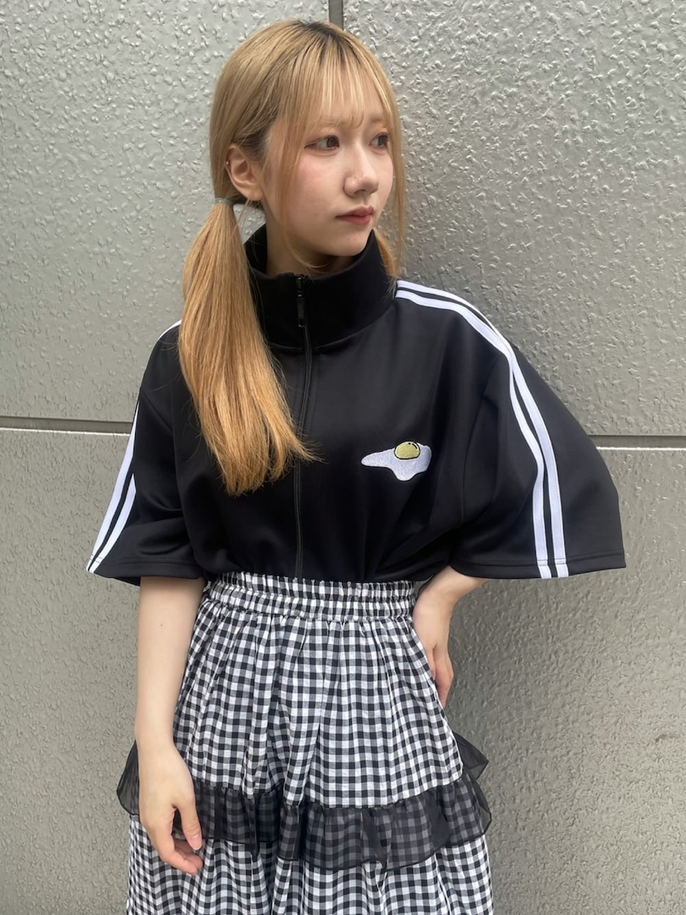 ブラック系のスカート、ブラック系のジャージを着用したレディースの夏コーディネートの3枚目の写真