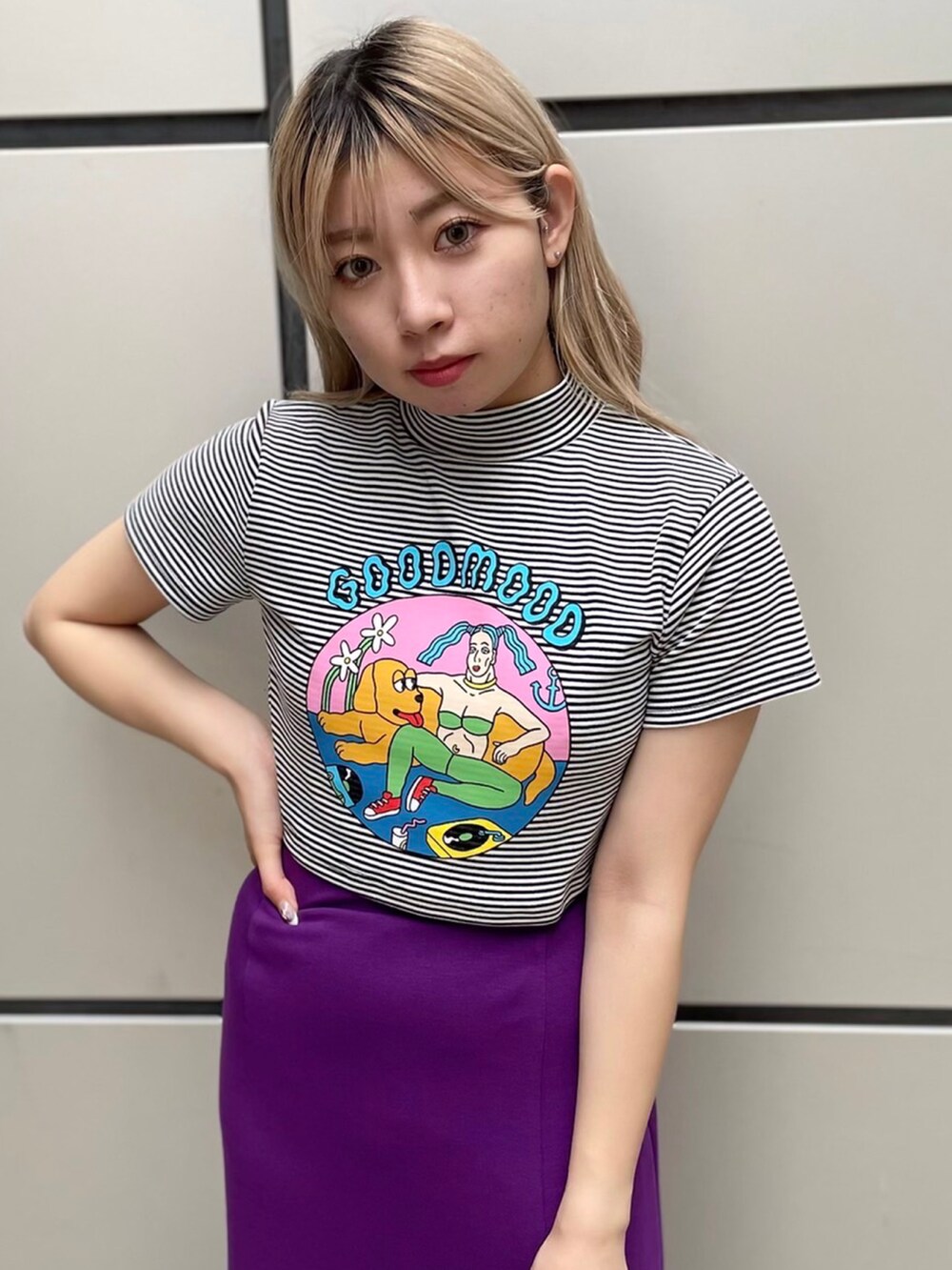 ブラック系のサンダル、パープル系のスカート、ブラック系のTシャツ/カットソーを着用したレディースの夏コーディネートの2枚目の写真