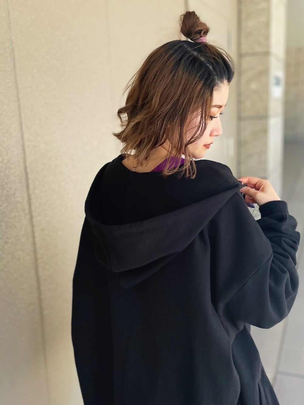 パープル系のTシャツ/カットソー、ブラック系のパーカーを着用したレディースの春コーディネートの2枚目の写真